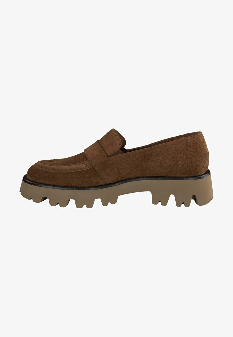 Braune Wildleder-Loafer mit einem umlaufenden Riemen, dicker strukturiertem Sohlen mit tiefen Rillen und runder Zehenform.
