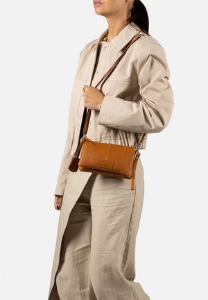 Burkely SKYLAR TRIPLE  - Sac bandoulière - cognac