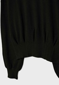 Pull noir en maille avec poignets et ourlet côtelés, montrant des détails de tissu froncé près de la taille et des poignets.