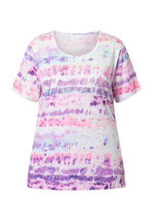 Kurzarm-T-Shirt in Hellgrau mit einem Batikmuster in Lila und Pink, ausgestattet mit dekorativen Strasssteinen auf der Vorderseite.