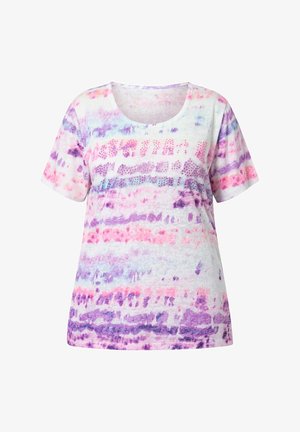 Korte mouwen T-shirt in lichtgrijs met een tie-dye patroon in paars en roze, voorzien van decoratieve rhinestones aan de voorkant.