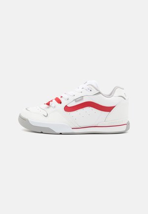 Valged tenniseketid punaste detailidega, siledast nahast ja võrkmaterjalist, ümar nina, pehme kaelus ja hall kummist tald. Omab perforatsioonidega külgi.