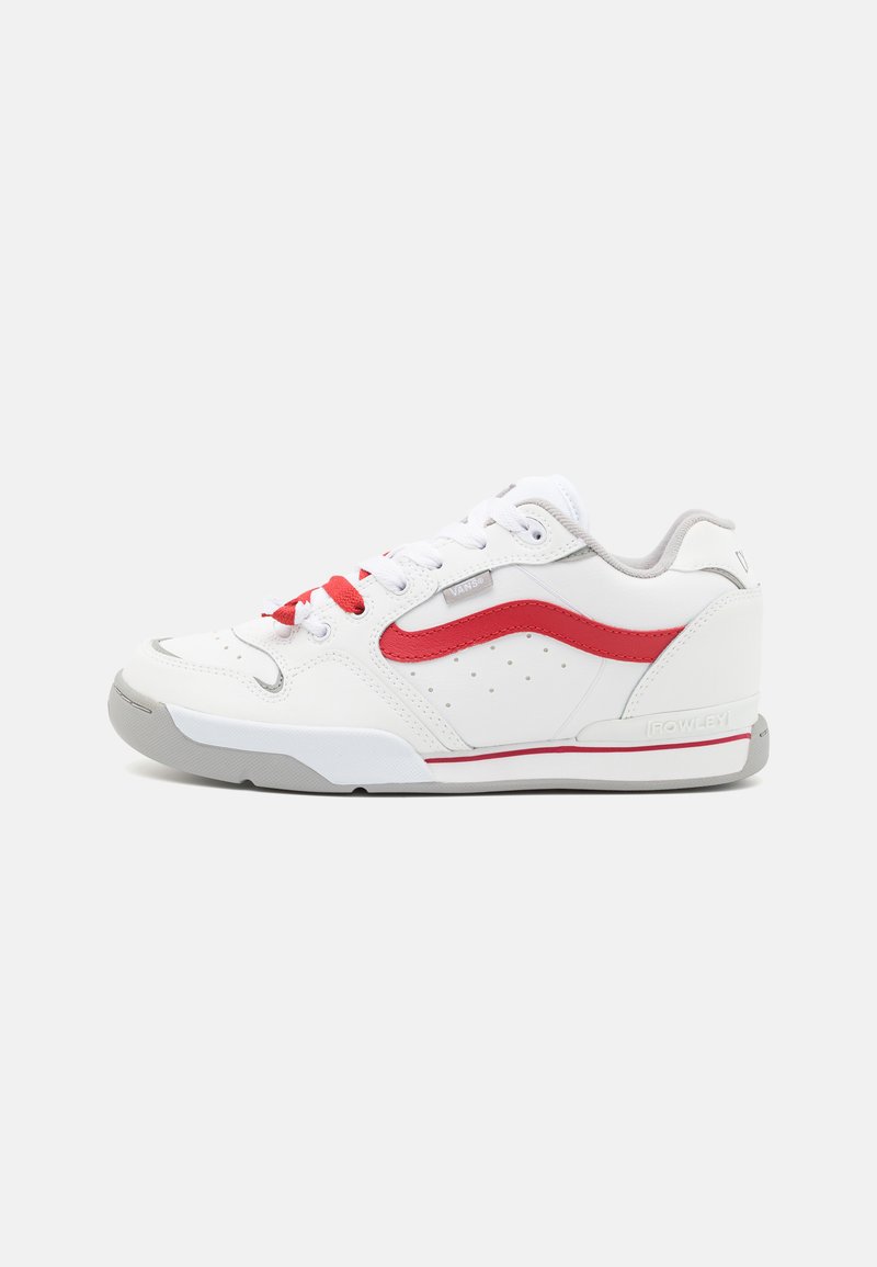 Hvite joggesko med røde detaljer, glatt lær og mesh-materialer, rund tå, polstret krage og grå gummisåle. Har perforerte sider.