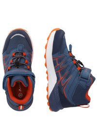 Blå idrottsskor med orange detaljer, med mesh-övre, gummisula, justerbar rem och ett unikt greppmönster.