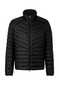 Sort polstret jakke med høj krave, lynlås og chevron-syningsdetalje. Har sidelommer og en glat tekstur.