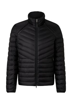 Czarna pikowana kurtka z wysokim kołnierzem, zapięciem na suwak i detalem przeszyć w kształcie szewrona. Posiada boczne kieszenie i gładką fakturę.