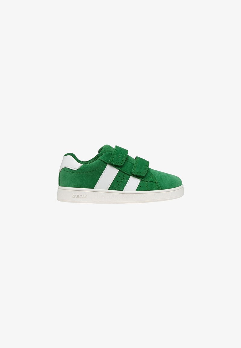 Baskets en daim vert avec des accents en cuir blanc, deux bandes à scratch, une surface texturée et une semelle en caoutchouc blanche plate.