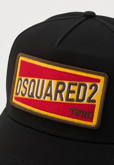 Fekete sapka, sárga, piros és barna téglalap alakú hímzett felirattal, amelyen a "DSQUARED2" és "TWINS" feliratok találhatók.