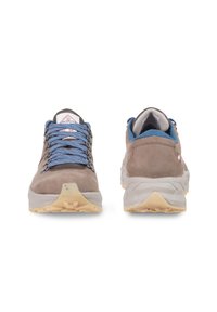 Buty trekkingowe z zamszu i siateczki w szaro-brązowym kolorze, z niebieskimi sznurówkami i teksturowaną gumową podeszwą, wyposażone w wzmocnione oczka i detale z logo.