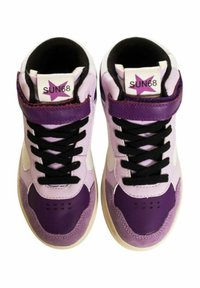 Sneaker viola e rosa chiaro con lacci neri, suole in gomma e colli imbottiti. Presentano il logo sulla linguetta e sul lato.