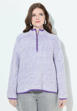 Pullover in maglina viola chiara con collo a mezza zip, texture a coste e finiture in viola scuro a contrasto su colletto e orlo.