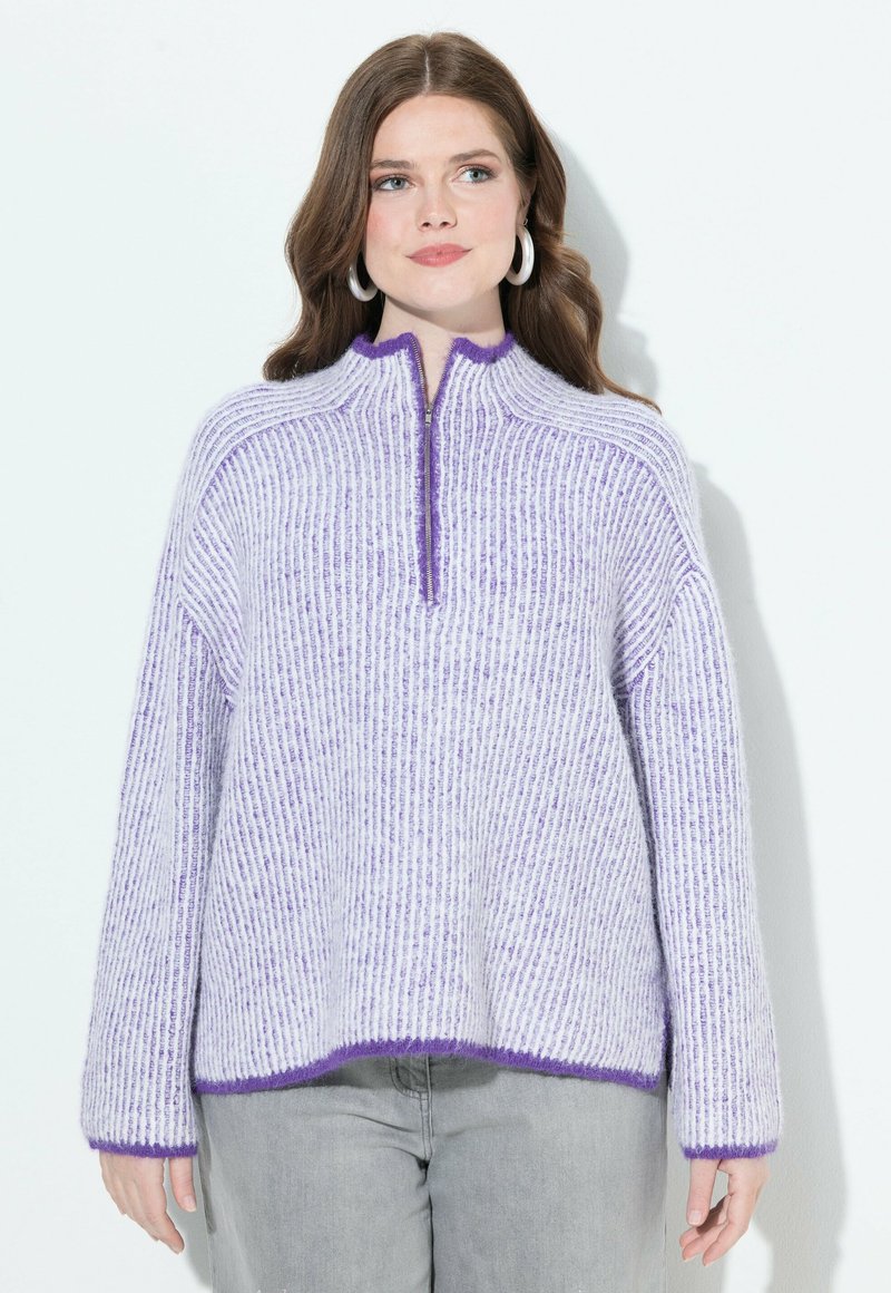 Pullover in maglina viola chiara con collo a mezza zip, texture a coste e finiture in viola scuro a contrasto su colletto e orlo.