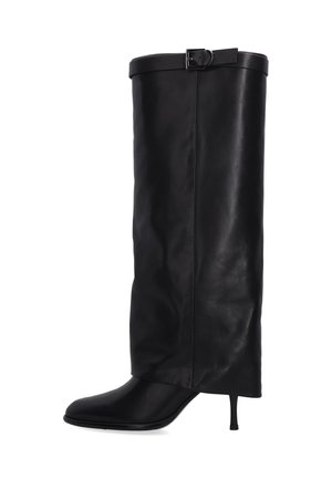 Schwarzer kniehoher Lederstiefel mit spitzer Zehenpartie, schlankem hohen Absatz und verstellbarem Riemen mit Schnalle oben.
