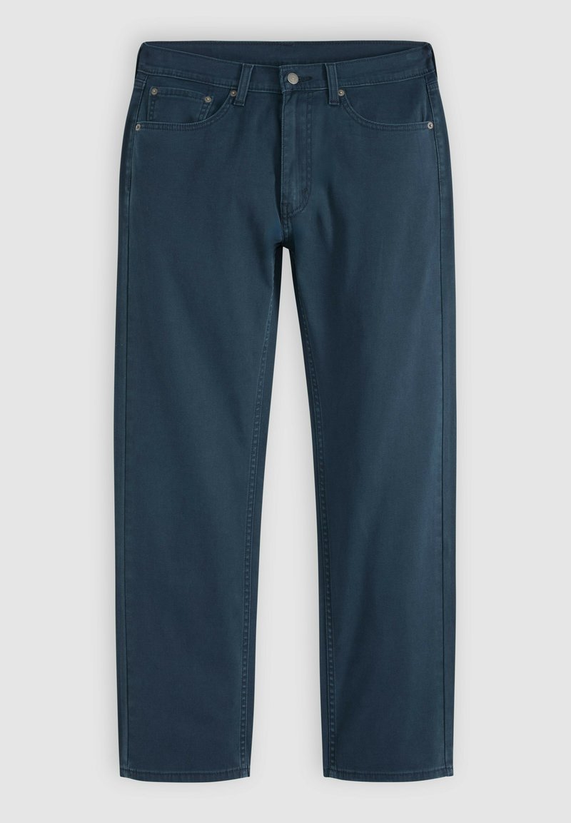 Dunkelblaue Jeans mit geradem Bein, vorderem Knopf- und Reißverschluss, vorderen Taschen und Gürtelschlaufen auf hellem grauem Hintergrund.