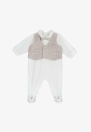 Biały niemowlęcy kombinezon z długimi rękawami, beżowa dzianinowa kamizelka z trzema guzikami i dopasowaną muszką, z haftowanymi wzorami butów na stopach.