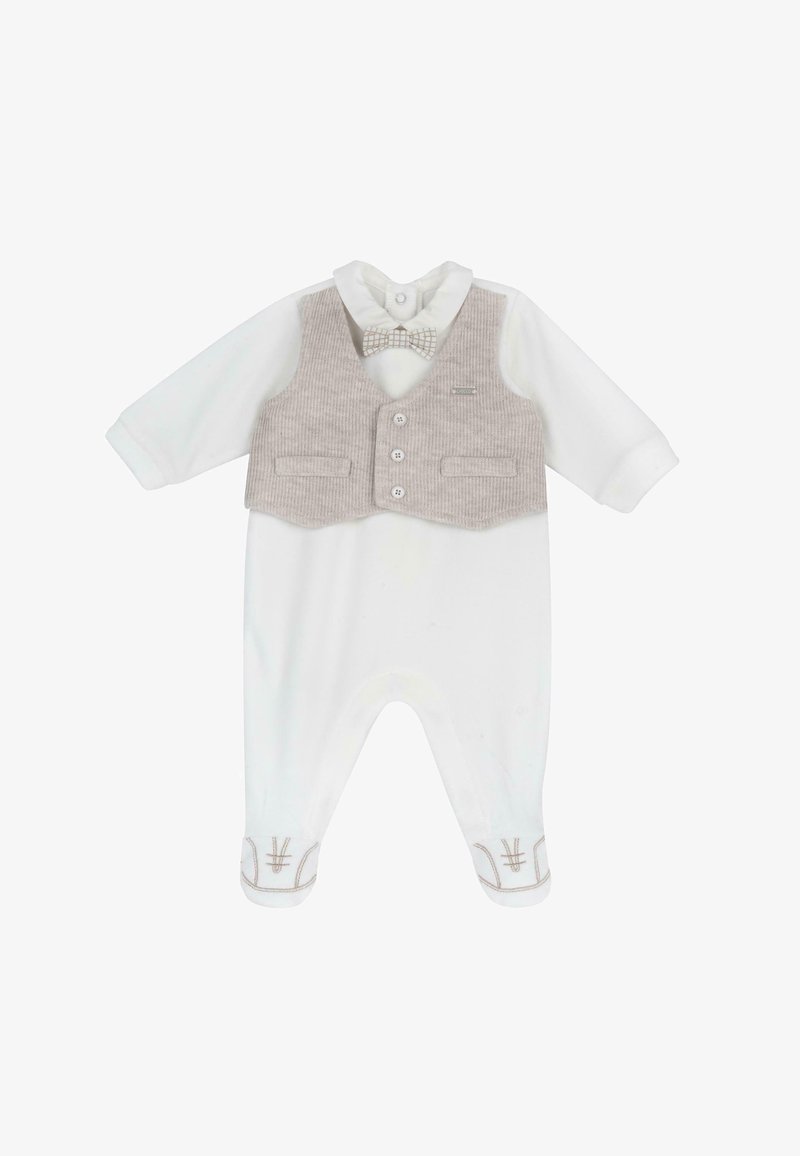 Grenouillère blanche pour bébé à manches longues, gilet en maille beige avec trois boutons et nœud papillon assorti, ornée de motifs brodés de chaussures sur les pieds.
