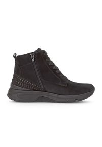 Zwarte suède enkelboots hebben een zijrits en veters, textuuraccenten en een geprofileerde zwarte zool. Ontworpen voor comfort en stabiliteit.