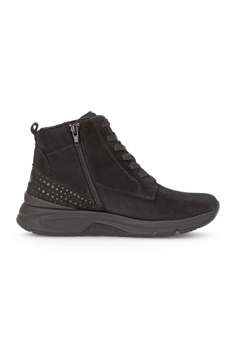 Zwarte suède enkelboots hebben een zijrits en veters, textuuraccenten en een geprofileerde zwarte zool. Ontworpen voor comfort en stabiliteit.