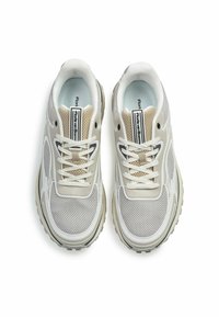 Scarpe da corsa in rete di colore grigio chiaro con accenti bianco sporco. Presentano un design con lacci, colletto imbottito e suola testurizzata per una migliore aderenza.