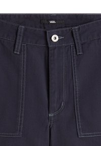 Pantalons bleu marine en coton, dotés d'une fermeture à boucle à l'avant et d'un zip. Coutures contrastantes notables et poches plaquées à l'avant.