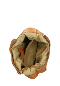 Bruin leren tas met een zachte, gestructureerde buitenkant. De binnenkant heeft een beige stoffen voering en meerdere compartimenten met een ritsluiting.