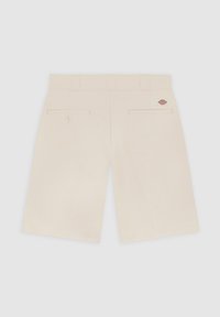 Beige Shorts mit glatter Textur, ausgestattet mit zwei Gesäßtaschen und einem kleinen Logo am rechten Bund. Maßgeschneiderter Schnitt mit geradem Fit.