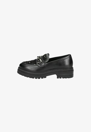 Mocassins en cuir noir avec un panneau en tissu noir texturé, présentant un détail en chaîne argentée à l'avant et une semelle en caoutchouc épaisse.