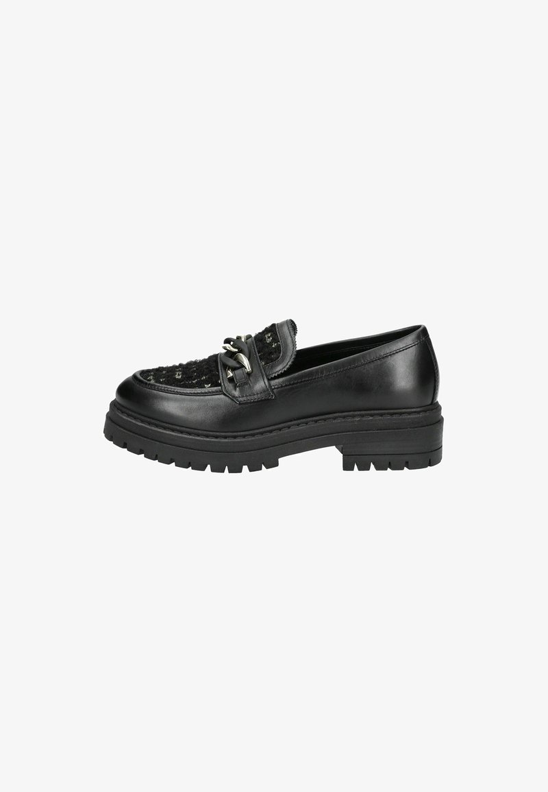 Mocassins en cuir noir avec un panneau en tissu noir texturé, présentant un détail en chaîne argentée à l'avant et une semelle en caoutchouc épaisse.
