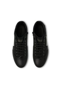 Sneaker alte nere con suède texturizzato e pelle liscia, occhielli in metallo e accenti bianchi a contrasto sui lati.