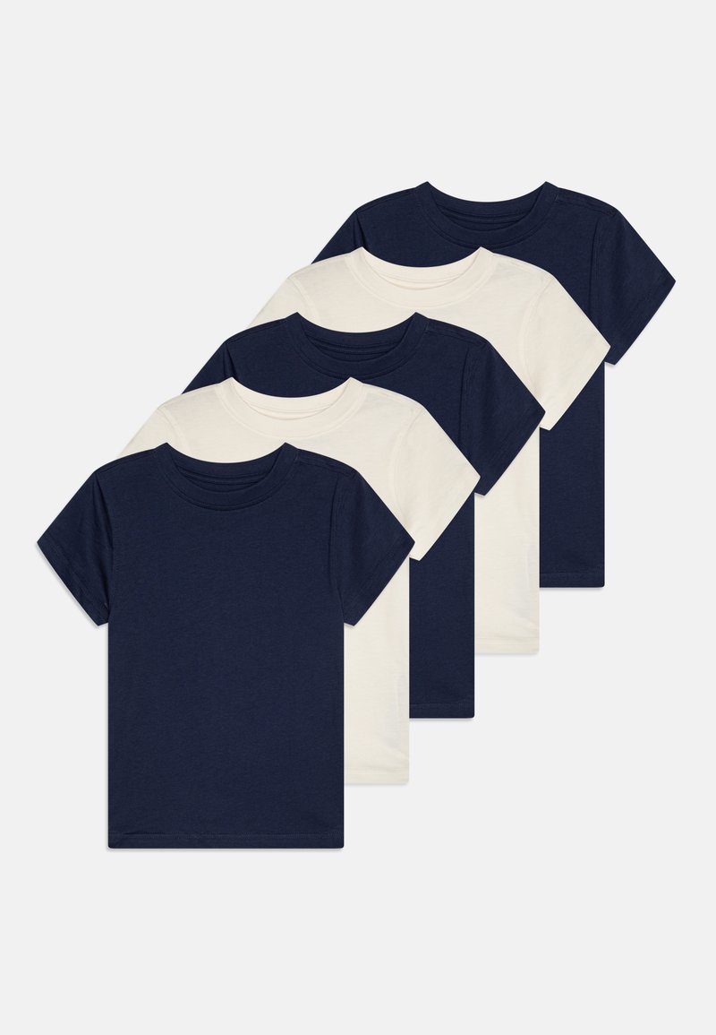 Cinco t-shirts simples de manga curta em cores alternadas de azul marinho e branco, cuidadosamente empilhados e alinhados.