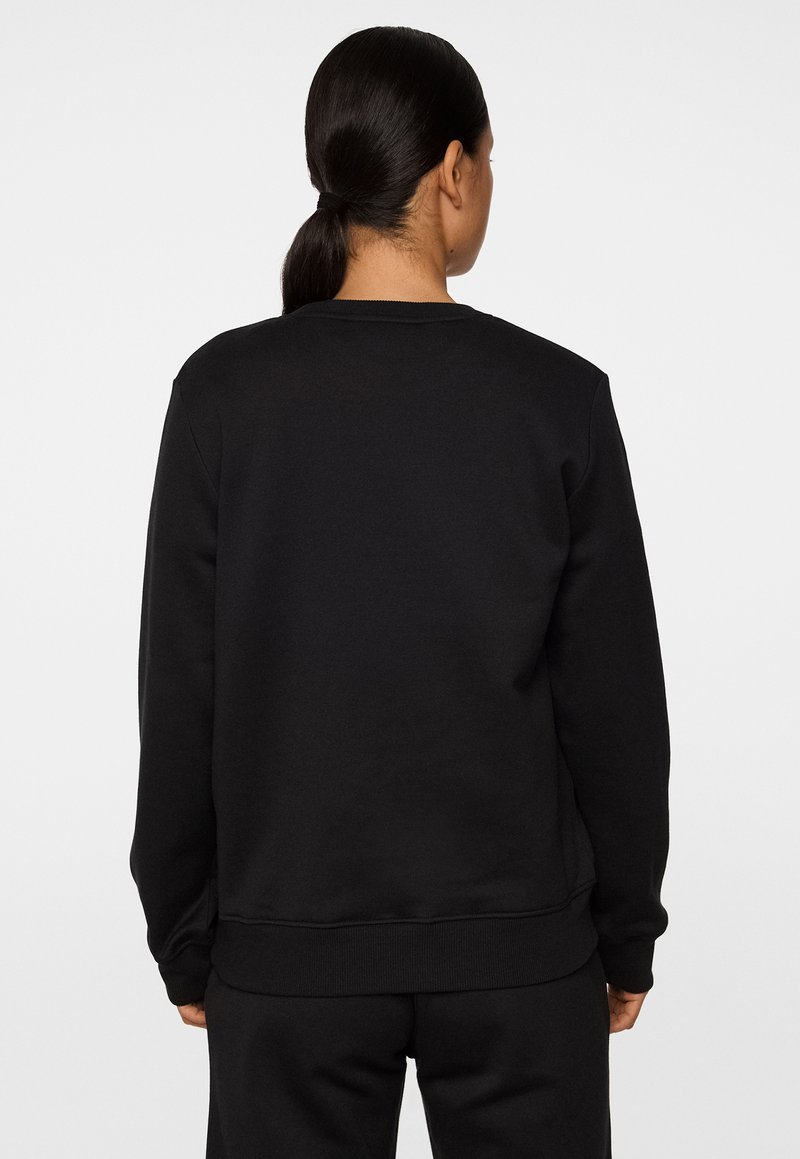 Schwarzes Sweatshirt aus Baumwollmischung mit langen Ärmeln, gerippten Bündchen und Saum; verfügt über einen runden Ausschnitt und eine glatte Oberfläche.