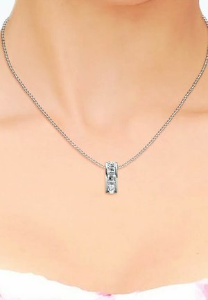 Zilveren ketting met een rechthoekige hanger met vier heldere rhinestones, met een gepolijste afwerking en een gladde textuur.