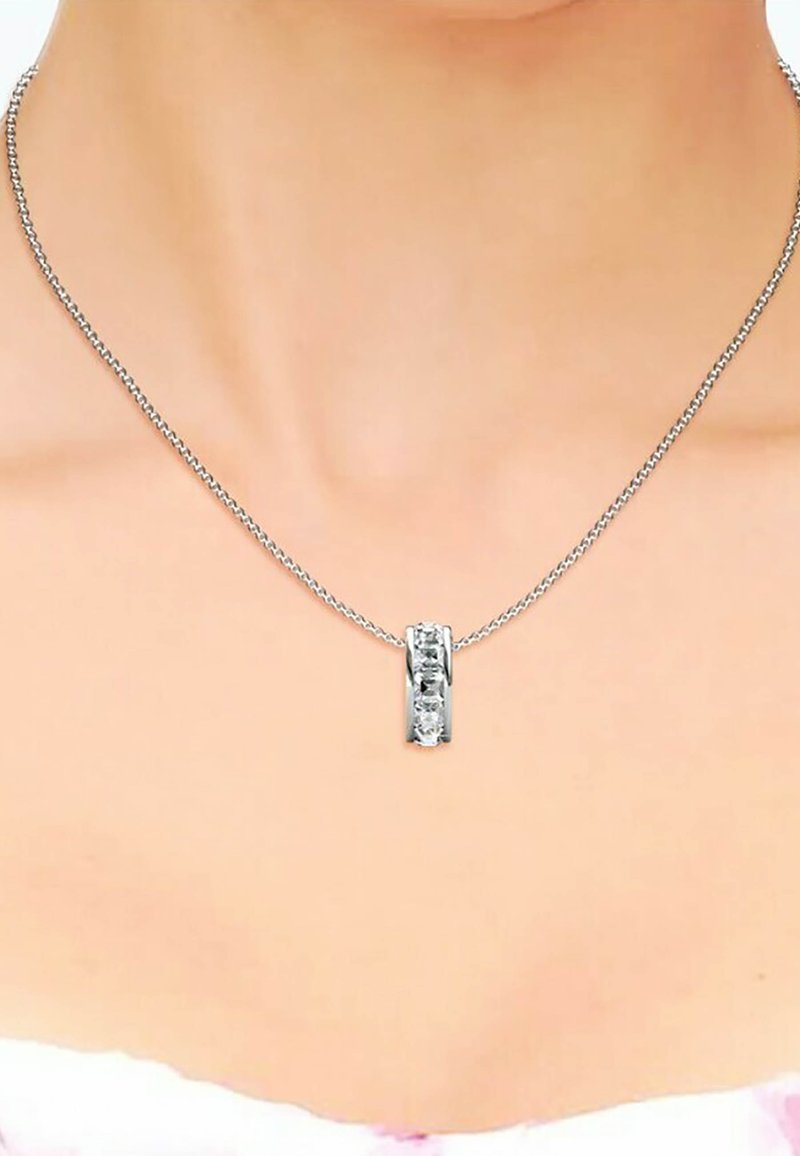 Collana in argento con un pendente rettangolare decorato con quattro strass trasparenti, caratterizzata da una finitura lucida e una superficie liscia.