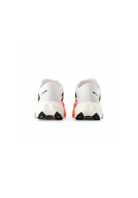 Scarpe da corsa bianche con tomaia testurizzata, dettagli neri, suola arancione e design geometrico sul tallone.