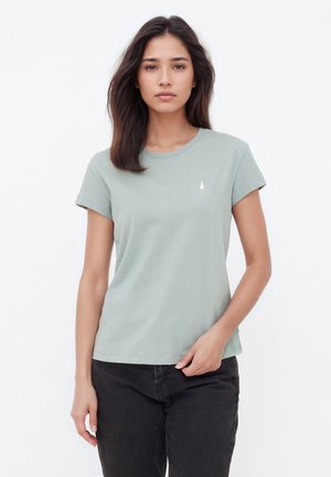 Hellgrünes Baumwoll-T-Shirt mit rundem Halsausschnitt und kurzen Ärmeln. Verfügt über ein kleines weißes Baumemblem auf der Brust.