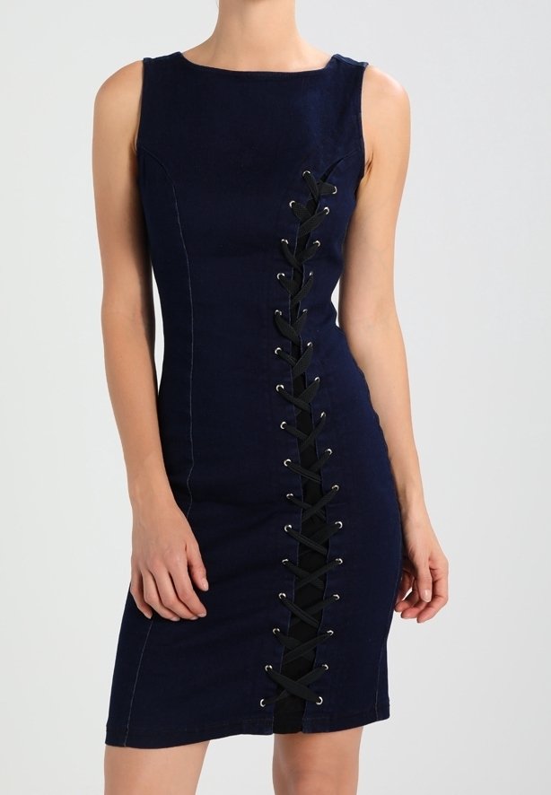 Ärmös marinblå klänning med en central svart snörningsdetalj som löper vertikalt från bröstet till fållen.