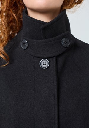 Sort frakke med høj krave, der har to runde sorte knapper og en glat uldlignende tekstur. Enkel, ren design uden mønstre.