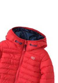 Giacca isolante rossa con chiusura a zip, design imbottito e foderato in blu navy. Presenta lacci blu e un logo sul petto.