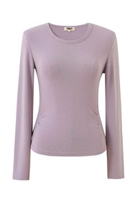 Lavendelfarbenes, langärmliges, eng anliegendes Oberteil mit runder Ausschnittöffnung und Nahtdetails an den Seiten, auf einem schlichten weißen Hintergrund präsentiert.