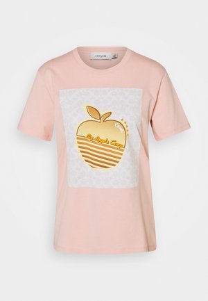 Różowa bawełniana koszulka z dużą grafiką złotej jabłka w poziome paski oraz napisem "Lil' Apple Camp" na białym tle.