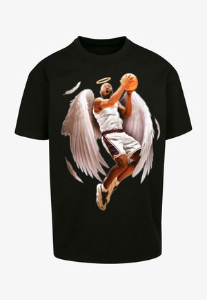Sort kortærmet t-shirt med grafik af en basketballspiller med englevinger og en halo, der fremhæver sprøde farver og en dynamisk positur.