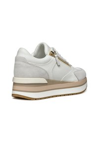 Sneaker bianco con una finitura in pelle liscia e camoscio, decorato con una cerniera dorata, e suola a piattaforma stratificata in beige e bianco.