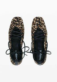 Ballerine in stampa leopardata con lacci neri, punta arrotondata e tessuto morbido. Logo visibile sulla soletta. Adatte per un abbigliamento informale.