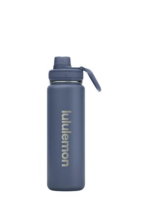 Hohe dunkelblaue wiederverwendbare Wasserflasche mit Klappdeckel und dem vertikal aufgedruckten "lululemon"-Logo an der Seite.