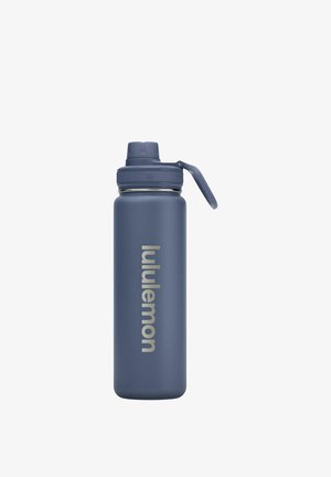 Hohe dunkelblaue wiederverwendbare Wasserflasche mit Klappdeckel und dem vertikal aufgedruckten "lululemon"-Logo an der Seite.
