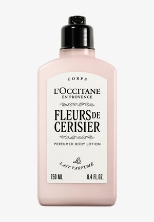 L'Occitane Fleurs de Cerisier parfumerad kroppslotion i en rosa plastflaska med en svart pump, med en strukturerad vit etikett och svart text.