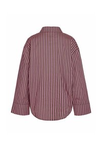 Brun og rosa stripete oversized skjorte med krage og lange ermer; har buet kant og knappede mansjetter.