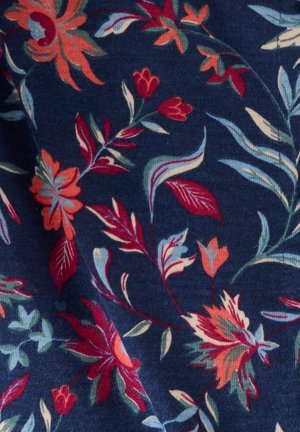 Marineblauwe stof met een bloemenpatroon bestaande uit rode, oranje en lichtblauwe bloemen en bladeren in verschillende vormen en maten.