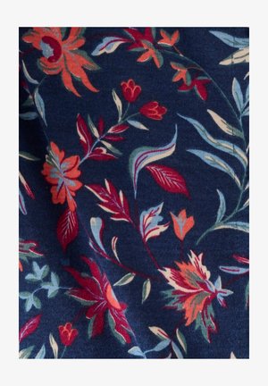 Marineblauer Stoff mit floralen Mustern, der rote, orange und hellblaue Blumen und Blätter in verschiedenen Formen und Größen zeigt.