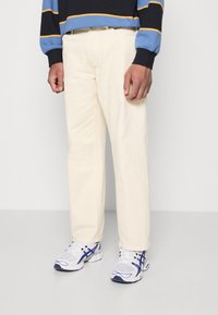 Obey Clothing HARDWORK - Blugi loose fit - unbleached